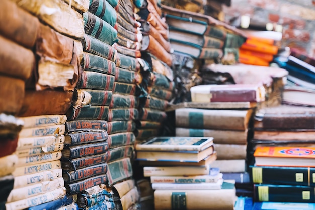 Foto de libros antiguos apilados unos encima de otros Famosa librería en Venecia Libreria Acqua Alta