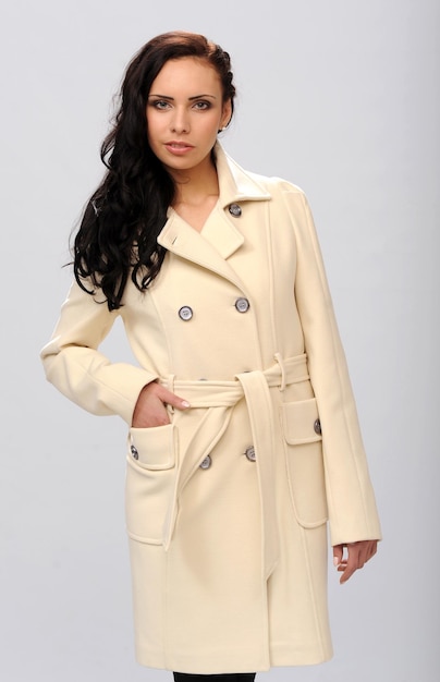 Foto foto linda garota no conjunto de um casaco