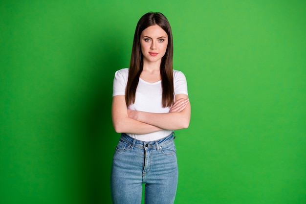 Foto de linda mujer confiada vestida con traje casual con los brazos cruzados aislado fondo de color verde