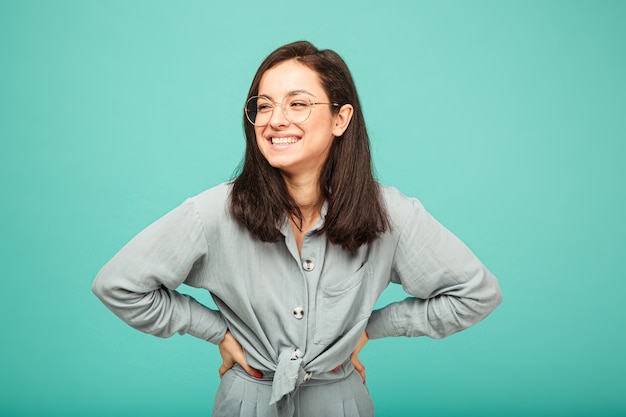 Foto de linda mujer con gafas sonríe muy bien