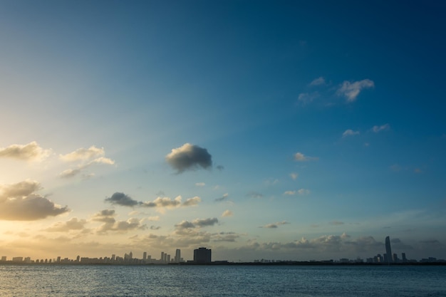 Foto linda noite do pôr do sol sobre a cidade