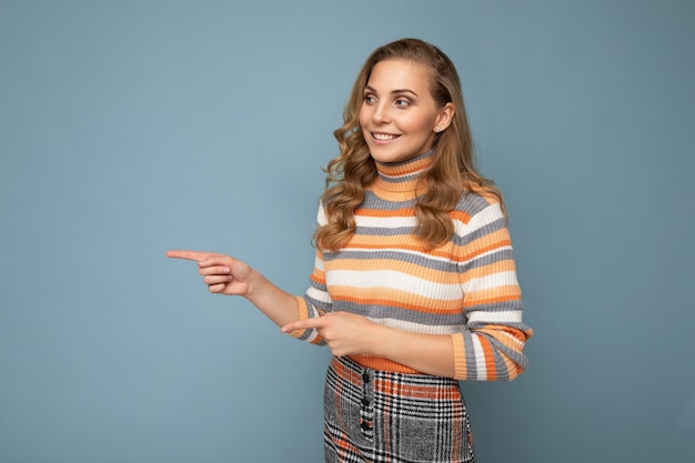 Foto de lindo agradable atractivo positivo mujer adulta vistiendo ropa casual aislado en la pared del fondo