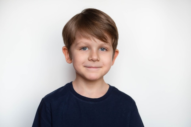 Foto de lindo niño feliz en camiseta oscura