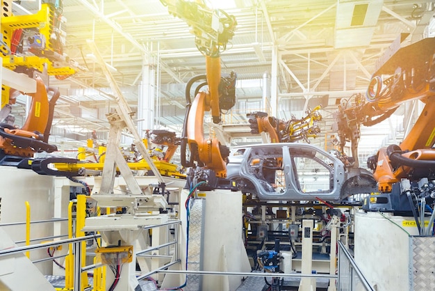 Foto de la línea de producción de automóviles soldadura de carrocerías de automóviles planta de ensamblaje de automóviles moderna industria automotriz amarillo