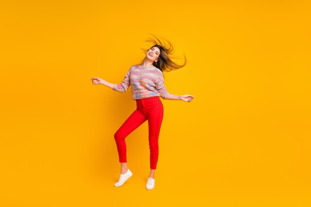 Foto de longitud completa de contenido adorable linda chica juguetona disfruta de fin de semana de vacaciones su peinado vuela viento viento soplo usar zapatos puente aislado sobre colores brillantes