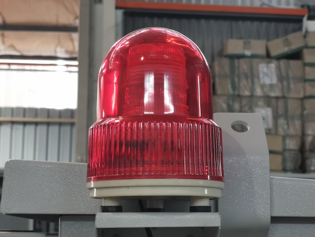 Foto de la luz giratoria o la luz de emergencia de alerta roja de la industria de la fábrica