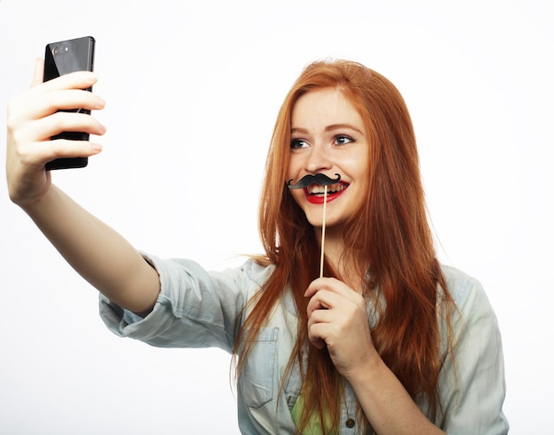 Foto machen. Lächelnde fröhliche blonde Frau macht Selfie