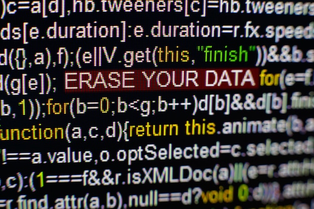 Foto foto macro da tela do computador com código-fonte do programa e inscrição de spyware destacada no meio escriptura na tela com vírus nele conceito de segurança cibernética fonte tecnológica
