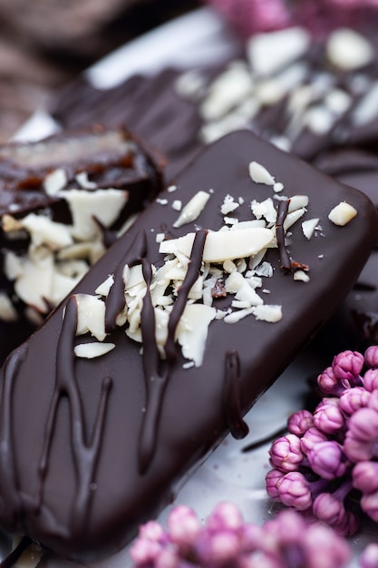 Foto macro de doces de chocolate sem açúcar. Bombons de chocolate vegan cru.