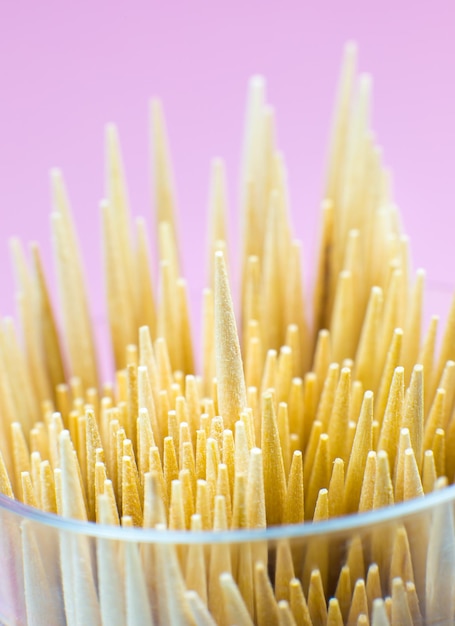 Foto macro de palitos de dente de madeira Feche o fundo rosa