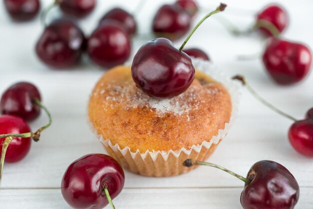 Foto macro de saboroso muffin caseiro com cerejas