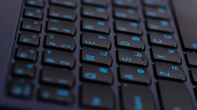 foto macro de teclas de teclado de laptop com letras próximas