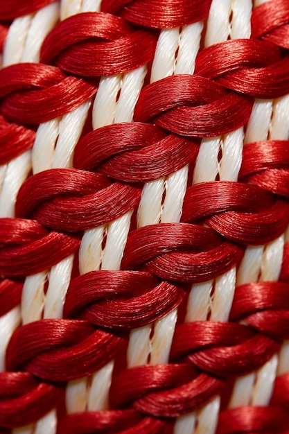 una foto macro de los hilos rojos y blancos entrelazados de un Martisor