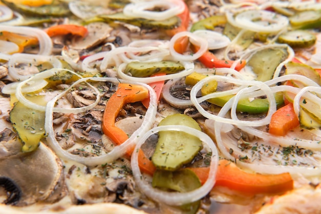 Foto macro de jamón con cebolla y queso en pizza