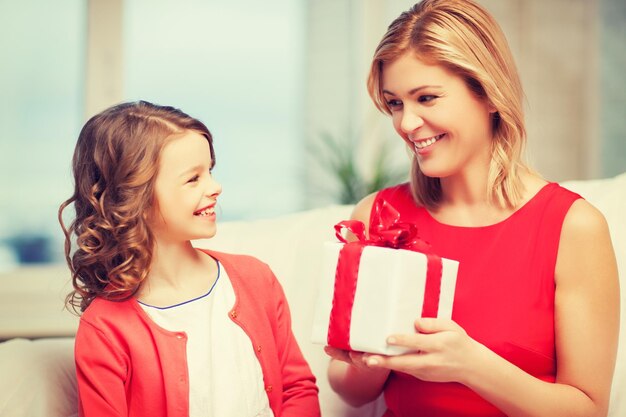 foto de madre e hija con caja de regalo