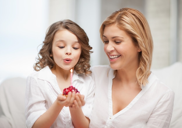 foto de madre e hija con cupcake