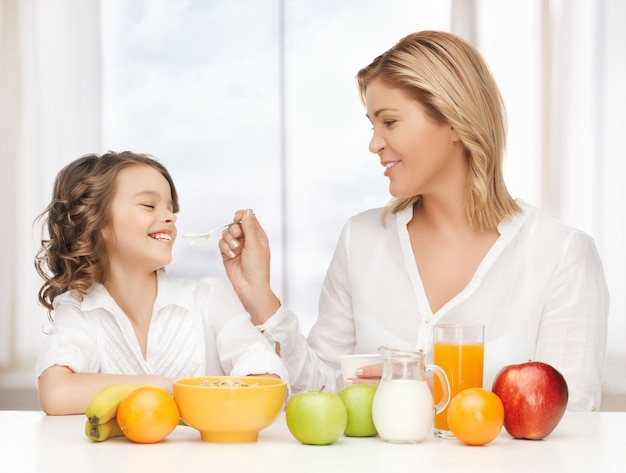 foto de madre e hija con desayuno saludable