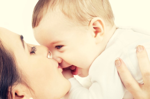 foto de madre feliz con bebé sobre blanco