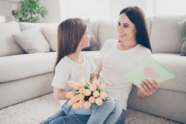 Foto de mamá niño dar regalos del día de la mujer ramo de rosas postal en casa en el interior