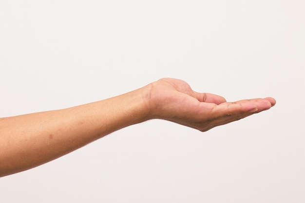 Foto de una mano de hombre aislada sobre un fondo blanco