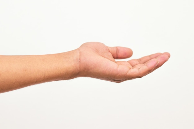 Foto de una mano de hombre aislada sobre un fondo blanco