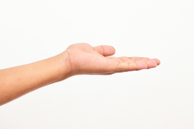 Foto de una mano de hombre aislada sobre un fondo blanco
