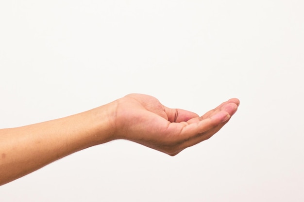 Foto de una mano de hombre aislada sobre un fondo blanco