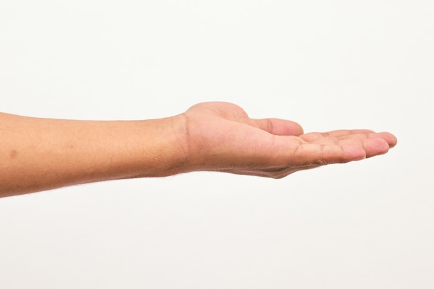 Foto de una mano de hombre aislada sobre un fondo blanco