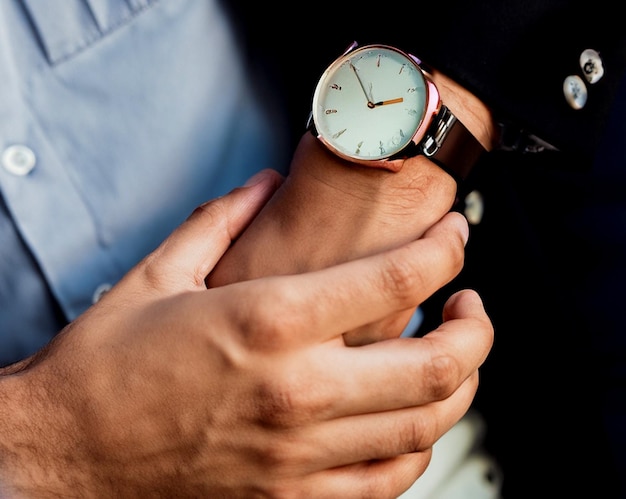 Foto foto mão homem usando relógio de luxo