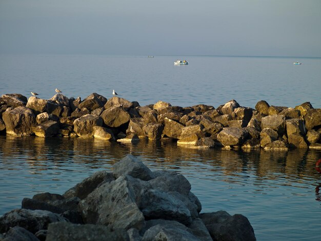 Foto del Mar Negro en la roca de primer plano de