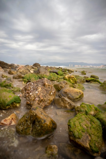 Foto del mar entre rocas en una bonita playa de España