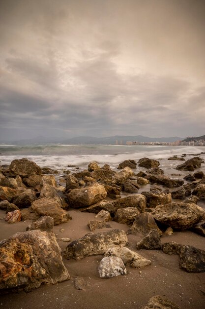 Foto foto del mar entre rocas en una linda playa