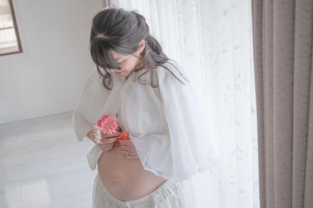 Foto de maternidad con un ambiente luminoso.