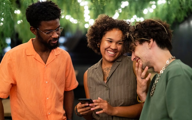 Foto média de amigos felizes juntos