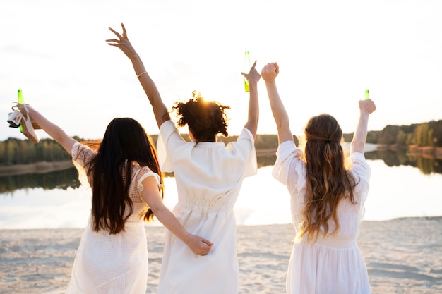 Foto foto média de amigos felizes na praia