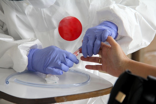 Foto médico coletando amostras de sangue