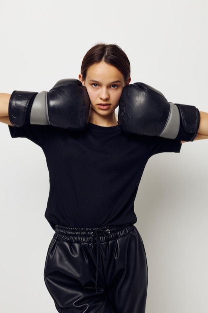 Foto menina bonita boxe luvas pretas posando esportes Estilo de vida inalterado