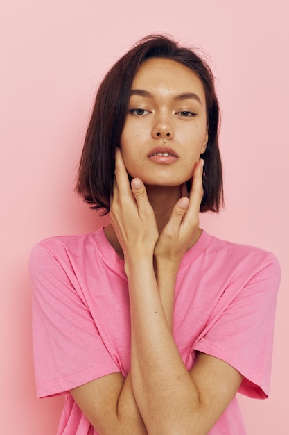 Foto menina bonita estilo verão camiseta rosa estúdio fundo rosa