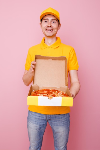 Foto de mensajero con caja de pizza en las manos