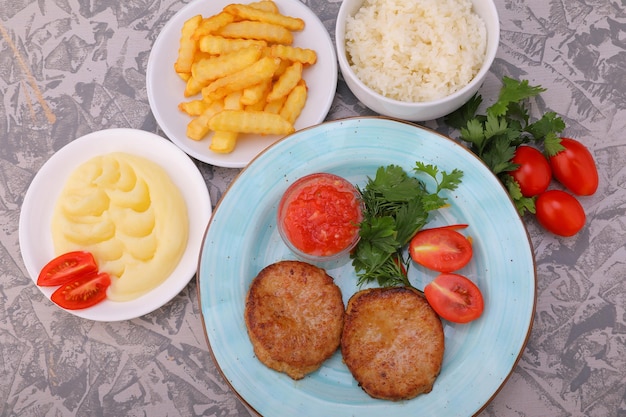 foto para el menú carne chuleta carne hecha con productos naturales frescos