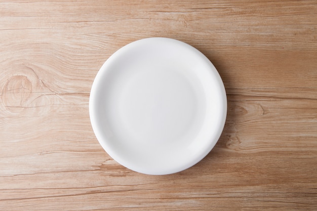 Foto de mesa con un plato blanco vacío