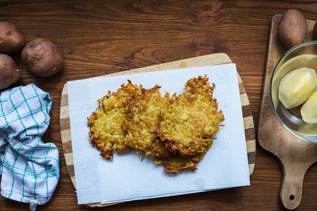 Foto de la mesa con tortitas de patata preparadas vista superior mesa de madera