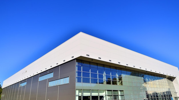 Foto minimalista del exterior de un edificio moderno de hojalata.