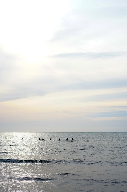 Foto minimalista nadando en la playa.