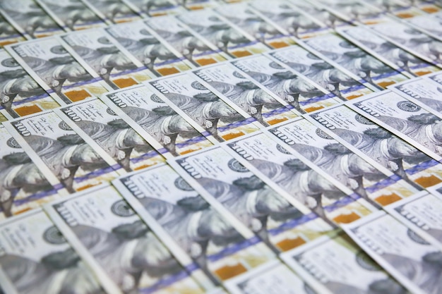 Foto mit weichem Fokus. Geld-Hintergrund. Dollar-Banknoten. Inflationsrate. Wirtschaftskrise.
