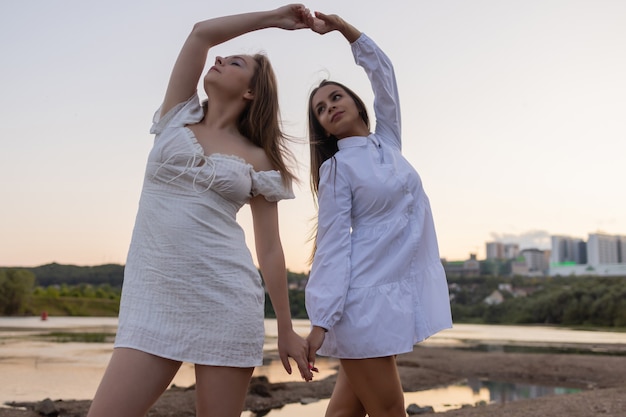 Foto de moda al aire libre de hermosa dama bohemia en el río