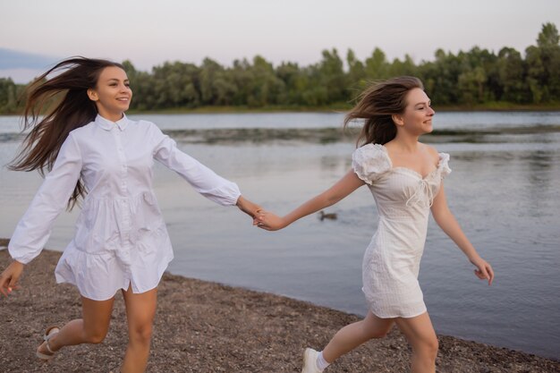 Foto de moda al aire libre de hermosa dama bohemia en el río