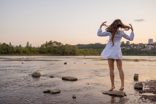 Foto de moda al aire libre de hermosa dama bohemia en el río