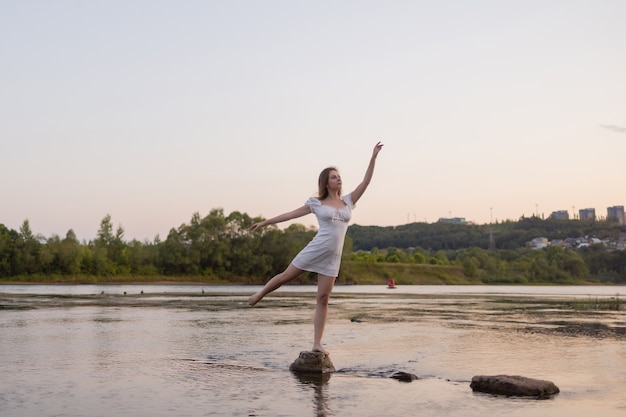 Foto de moda al aire libre de hermosa dama bohemia en el río