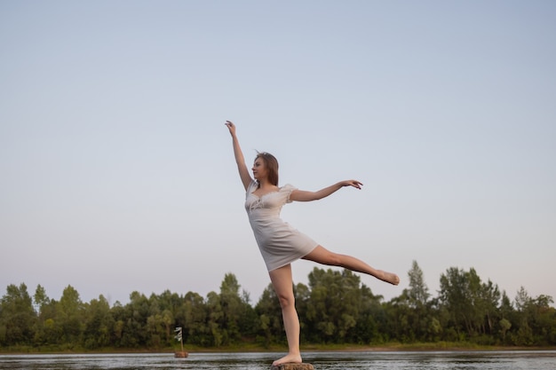 Foto de moda al aire libre de hermosa dama bohemia en el río